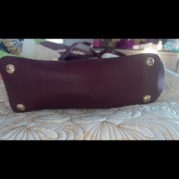 Michael Kors Jet Set tote bag is crafted from signature Saffiano leather. - Picture 2 of 3